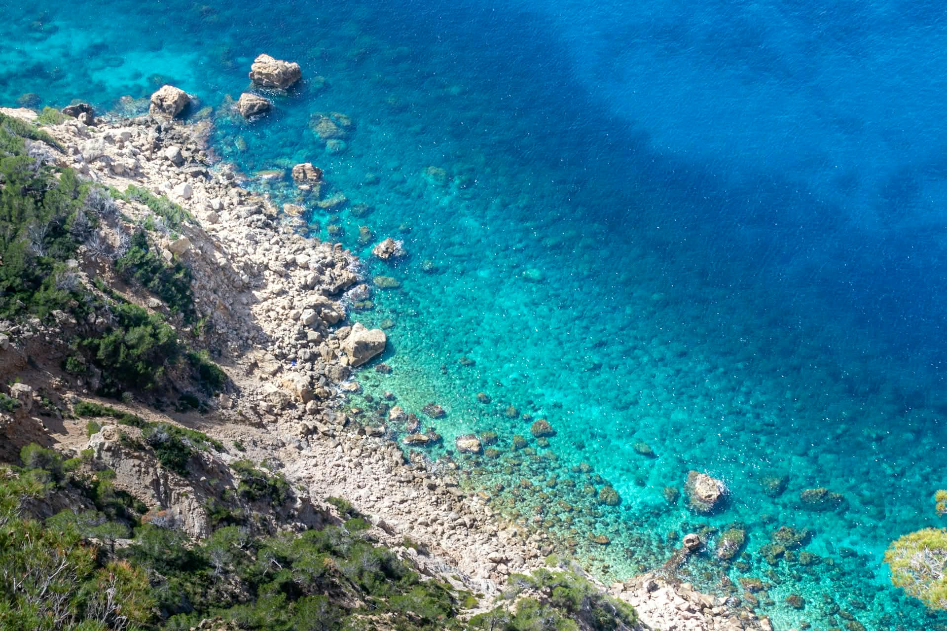 Ακτογραμμή της Χαλκιδικής με κρυστάλλινα νερά του Αιγαίου